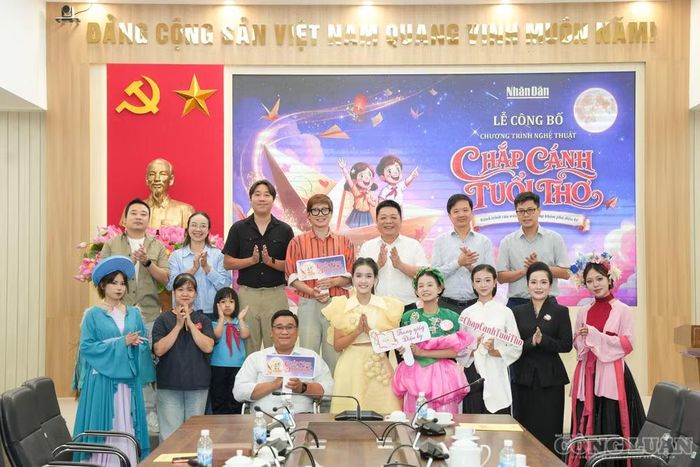 Đại biểu và các nghệ sĩ nhí chụp ảnh lưu niệm.