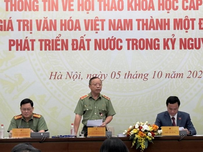 Trung tướng Phan Xuân Tuy trả lời câu hỏi của phóng viên. (Ảnh: H.Thư)