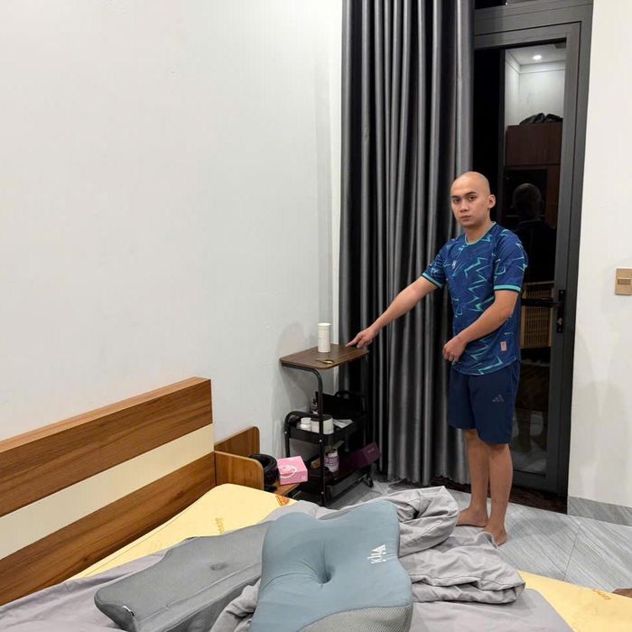 Đối tượng Nguyễn Văn Thành Công tại hiện trường thực hiện vụ trộm đồng hồ Rolex. (Ảnh: Bộ Công an)