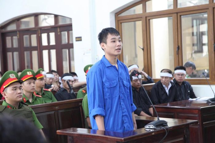 Bị cáo Nguyễn Đức Anh (21 tuổi, ngụ phường Hố Nai) bị xét xử về các tội “Giết người” và “Sử dụng trái phép vũ khí quân dụng”. Ảnh: Tiến Dũng.