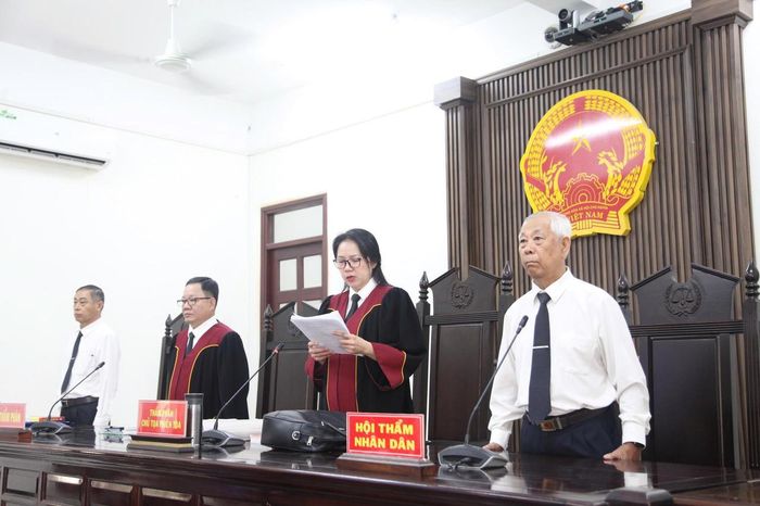 Hội đồng xét xử đọc bản án. Ảnh: Tiến Dũng.