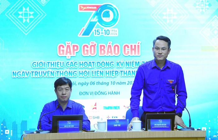 Ông Nguyễn Kim Quy, Bí thư Trung ương Đoàn, Chủ tịch Trung ương Hội Liên hiệp Thanh niên Việt Nam; ông Lê Hải Long, Trưởng ban Công tác thanh thiếu nhi Trung ương Đoàn, Phó Chủ tịch thường trực Trung ương Hội Liên hiệp Thanh niên Việt Nam thông tin tại buổi gặp gỡ báo chí. (Ảnh: X.T)