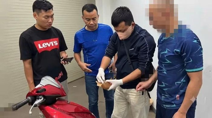 Lực lượng Công an đưa người liên quan (bìa phải) đến nơi cất giấu đồng hồ Rolex. Ảnh: Công an Đắk Lắk.