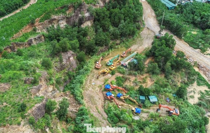 Khi dừng hoạt động, tuyến đường vào khu mỏ nay đã dựng rào chắn, bên trong có 10 máy đào cỡ lớn, phủ bạt đậu cạnh khu lán trại.