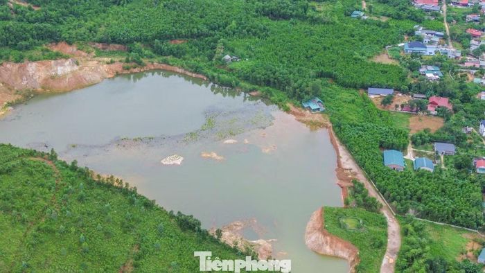Cũng kết luận điều tra, giáp ranh mỏ đất của Công ty ALMA là mỏ đất của Công ty DHT - trước đó đã được UBND tỉnh Thanh Hóa cấp giấy phép khai thác. Tuy nhiên, từ tháng 8/2024, Tuấn thần đèn đã chỉ đạo đàn em nhiều lần gọi điện thoại cho lãnh đạo Công ty DHT đòi bồi thường, ép doanh nghiệp này bồi thường 3 tỷ đồng với lý do trước đây Công ty này đã khai thác sang phần đất được cấp cho Công ty ALMA. Tuy nhiên, sau đó Tuấn không nhận tiền mà chuyển sang khai thác đất trong khu vực mỏ của Công ty DHT với khối lượng hơn 96.000 m3 để bán.