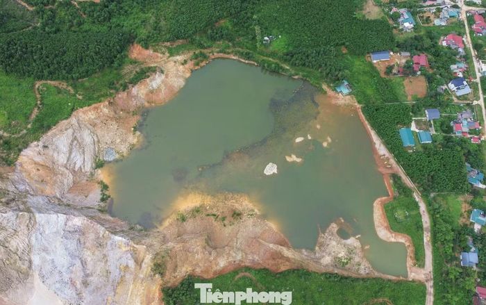 Từ tháng 7/2024 đến ngày 26/5/2025, cơ quan điều tra xác định Tuấn Thần đèn hưởng lợi hơn 10 tỷ đồng, còn Trịnh Văn Tuấn và Trịnh Xuân Thành (SN 1982, tức Thành Tấn, thành viên góp vốn ALMA), mỗi người hưởng hơn 7 tỷ đồng. Ngoài ra, Công ty ALMA cũng khai thác hơn 78.000 m3 đất đá nhưng bỏ ngoài sổ sách kế toán, không kê khai thuế, phí đối với khối lượng khoáng sản này gây thiệt hại cho tài sản Nhà nước hơn 826 triệu đồng. Trong ảnh, một phần diện tích trong mỏ đất bị khai thác sâu, để lại những hồ nước sâu.