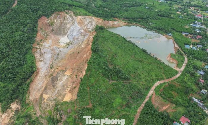 Theo kết luận điều tra, cuối năm 2021, Nguyễn Anh Tuấn (Tuấn “Thần đèn”) cùng Trịnh Văn Tuấn và Trịnh Xuân Thành thống nhất góp vốn để nhận chuyển nhượng toàn bộ cổ phần Công ty cổ phần xây dựng dân dụng và công trình giao thông ALMA (Công ty ALMA). Nguyễn Anh Tuấn và Trịnh Xuân Thành thống nhất giao Trịnh Văn Tuấn thực hiện các thủ tục để công ty được khai thác khoáng sản tại mỏ đất Tượng Sơn, tỉnh Thanh Hóa.