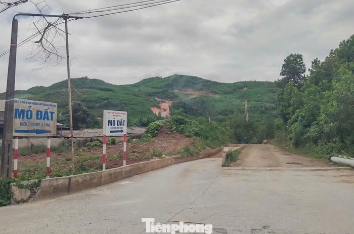 Con đường dẫn vào mỏ đất cũng là lối đi chung của một mỏ đất khác. Hiện, mỏ đất này đang hoạt động.