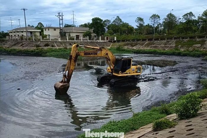 Máy móc nạo vét kênh mương.