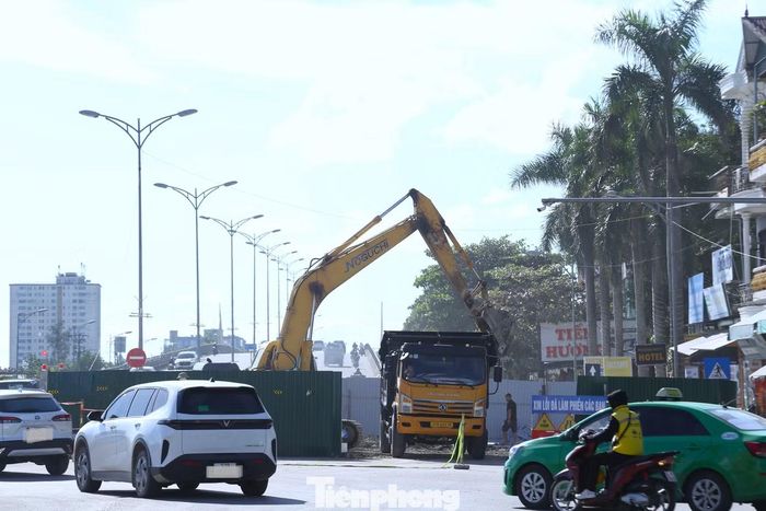 Thi công hệ thống thoát nước từ đường Trần Hưng Đạo ra hồ cá Cửa Nam.