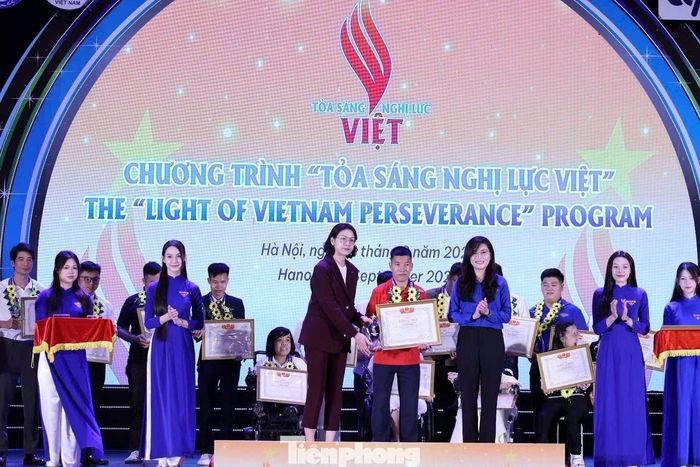 Hoàng Kim Vị là một trong 26 thanh niên tiêu biểu được trao tặng giải thưởng “Tỏa sáng nghị lực Việt” năm 2026.
