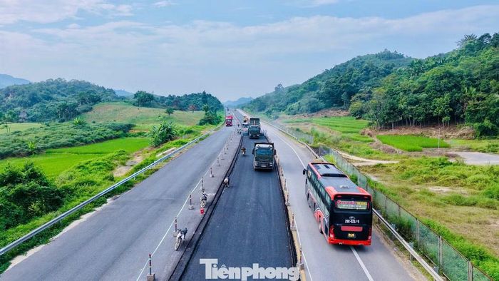Theo đại diện Ban Quản lý dự án các đường cao tốc phía Bắc (VEC), dự án vừa thi công vừa khai thác, các đơn vị đẩy nhanh tiến độ đồng thời đảm bảo an toàn cho người lao động và phương tiện lưu thông.