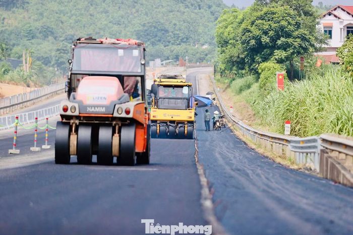Một đoạn tuyến gần IC 14 - Mậu A cơ bản hoàn thành. Các đơn vị vừa thi công, vừa tổ chức giao thông trên công trường mở rộng tuyến cao tốc Hà Nội - Lào Cai.