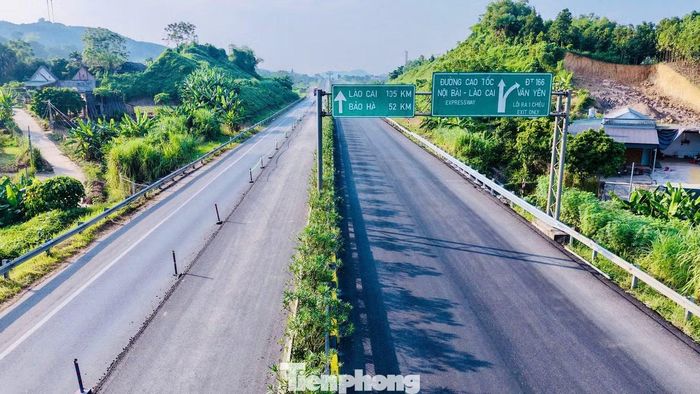 Dự án sẽ mở rộng mặt đường từ 2 lên 4 làn xe (rộng 24 m) và lắp đặt dải phân cách an toàn. Đoạn Yên Bái - Lào Cai cũng được xây thêm cầu, kéo dài cống chui và nghiên cứu làm hầm dài 530 m để sẵn sàng nâng cấp lên 6 làn xe trong tương lai.
