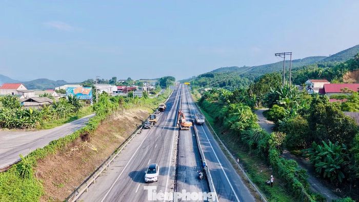 Dự án mở rộng đoạn Yên Bái - Lào Cai thuộc tuyến cao tốc Nội Bài - Lào Cai với tổng chiều dài 121,33 km, dự kiến hoàn thành trong năm 2026.