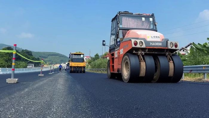 Đại diện chủ đầu tư cho biết khối lượng công việc trên toàn tuyến hiện đạt khoảng 70%. Theo ông Trần Ngọc Hải, Phó giám đốc Ban QLDA các đường cao tốc phía Bắc (Tổng công ty Đầu tư Phát triển đường cao tốc Việt Nam), các đơn vị thi công chủ động điều chỉnh kế hoạch sản xuất theo thời tiết, tranh thủ điều kiện thuận lợi để tăng tốc về đích.