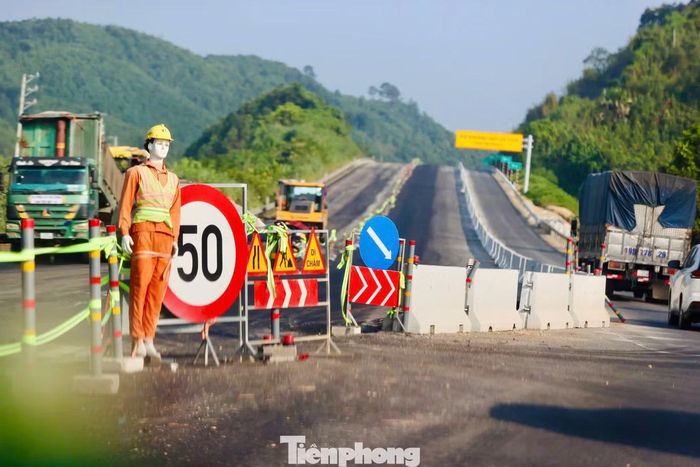 Gần 3.000 cán bộ, kỹ sư, công nhân cùng 1.800 đầu máy, thiết bị được huy động thi công đồng loạt trên tuyến đường 121,33 km.