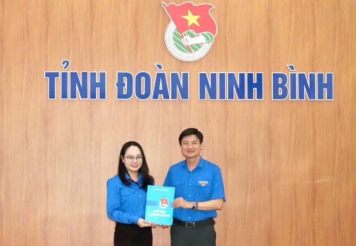 Anh Trần Ngọc Nam trao quyết định đối với chị Trần Thu Hà. Ảnh: CTV