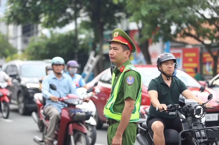 Lực lượng chức năng làm nhiệm vụ bảo đảm trật tự, an toàn giao thông bên ngoài phiên tòa.