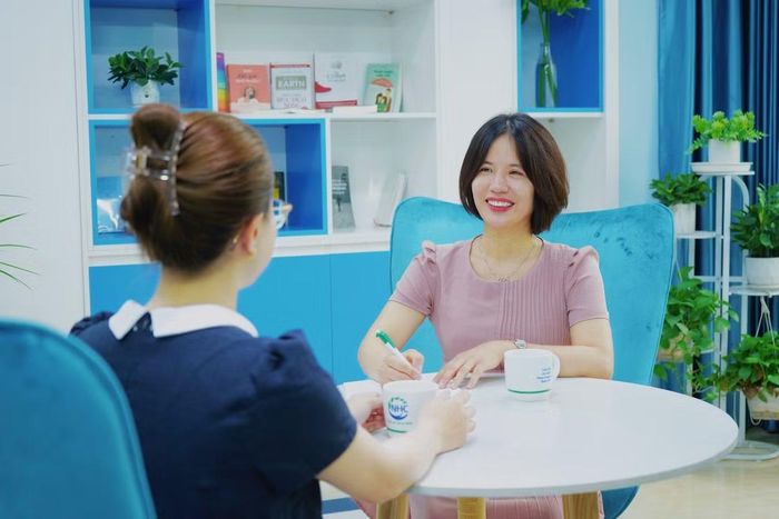Chuyên gia tâm lý Vũ Thị Ngần cho rằng khoảng cách thế hệ không chỉ nằm ở khác biệt trong suy nghĩ mà còn thể hiện qua cách hai bên đối thoại.