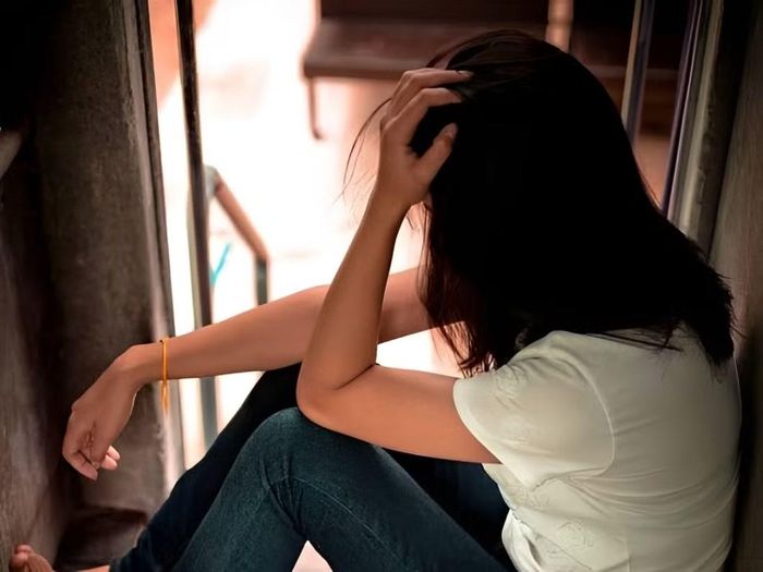 Những “vết nứt” nhỏ trong quan hệ cha mẹ - con cái có thể bắt đầu từ lời nói vô tâm, một lần thất hứa hay cảm giác không được lắng nghe.