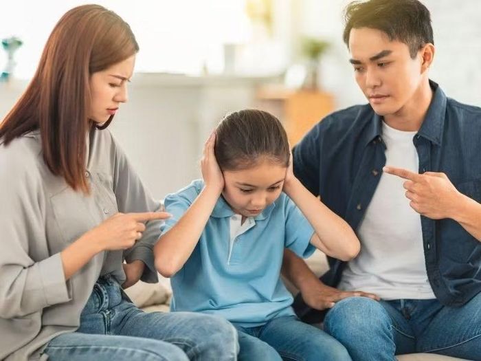 Những vết nứt nhỏ nếu không được tháo gỡ kịp thời có thể tích tụ thành những hiểu lầm lớn trong quan hệ cha mẹ - con cái.
