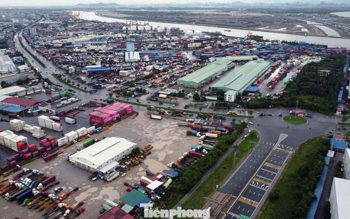 Điểm cuối cao tốc Hà Nội - Hải Phòng kết nối trực tiếp với đường Lê Thánh Tông và đường Đình Vũ dọc sông Cấm. Khu vực này là trung tâm hệ thống cảng biển, logistics của Hải Phòng. Tuy nhiên, phần lớn xe tải, container không di chuyển qua cao tốc mà chủ yếu di chuyển qua quốc lộ 5 - Nguyễn Văn Linh - Nguyễn Bỉnh Khiêm hoặc quốc lộ 10 - Nguyễn Trường Tộ - Bùi Viện.