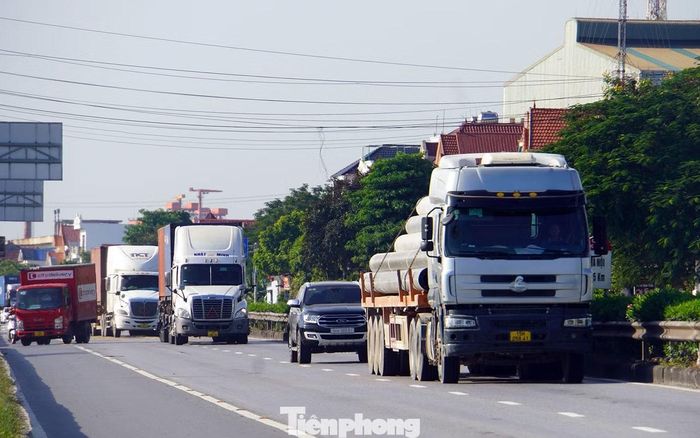 Ghi nhận trên quốc lộ 5, đoạn qua địa phận xã Kim Thành, xã An Phong, lưu lượng xe tải nặng, container lưu thông rất lớn, cao điểm vào buổi sáng, chiều và tối.
