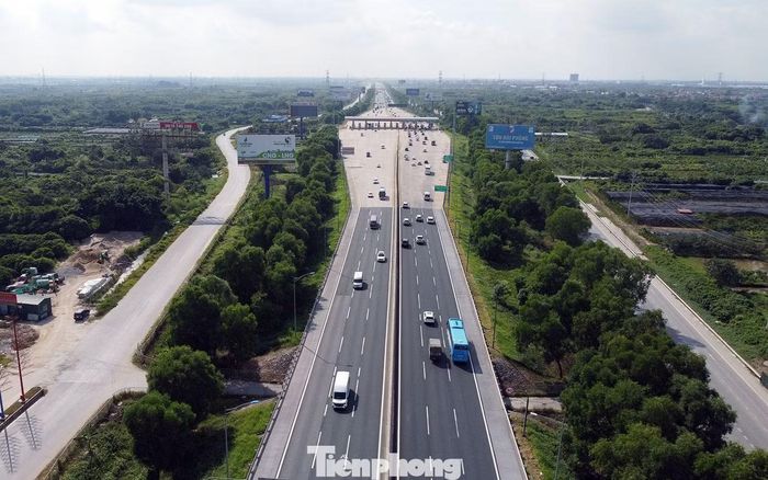 Trong khi đó, theo thống kê của lực lượng chức năng, trong 6 tháng đầu năm 2026, phương tiện loại 4, loại 5 (xe tải nặng và container) qua trạm thu phí cao tốc Hà Nội - Hải Phòng (Km94+189) chỉ chiếm 6% tổng lưu lượng ôtô qua trạm.