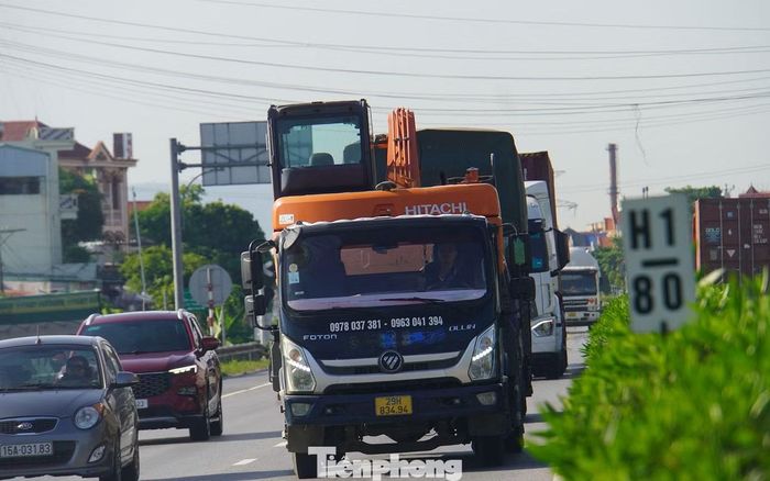 Mỗi chiều đường trên quốc lộ 5 có 3 làn xe, trong đó 2 làn dành cho ô tô và 1 làn dành cho xe máy, phương tiện thô sơ. Theo thống kê của lực lượng chức năng Hải Phòng, mỗi ngày có khoảng 35.000 ô tô lưu thông trên quốc lộ 5, trong đó riêng xe tải nặng, sơ mi rơ - moóc có gần 14.500 xe, chiếm 41,4%, vượt quá lưu lượng thiết kế và thường xuyên xảy ra ùn tắc.