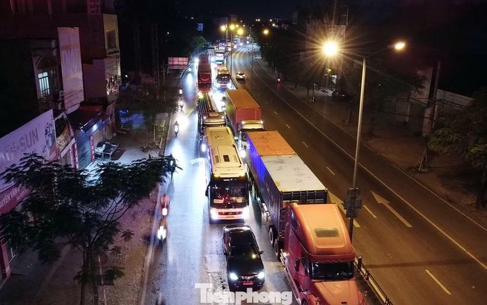 Nối tiếp quốc lộ 5, xe tải di chuyển theo trục đường Nguyễn Văn Linh - Nguyễn Bỉnh Khiêm, kết nối hệ thống cảng biển dọc sông Cấm. Ghi nhận thực tế, tuyến đường Nguyễn Văn Linh - Nguyễn Bỉnh Khiêm thường xuyên ùn tắc giờ cao điểm buổi sáng, chiều tối và đêm. Mỗi khi trời mưa, tuyến đường này ùn tắc dài hàng km, giao thông tê liệt, các phương tiện di chuyển khó khăn.