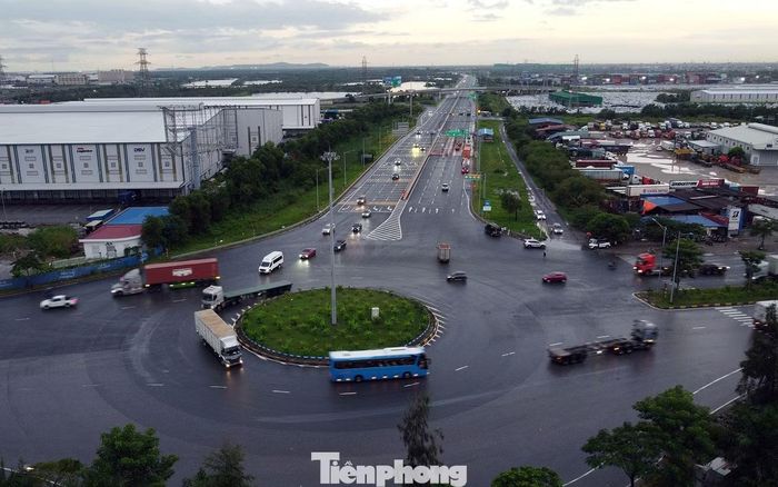 Vòng xuyến lối ra cao tốc Hà Nội - Hải Phòng kết nối xuống Khu Kinh tế Đình Vũ - Cát Hải và hệ thống cảng biển Hải Phòng vắng xe tải, container.
