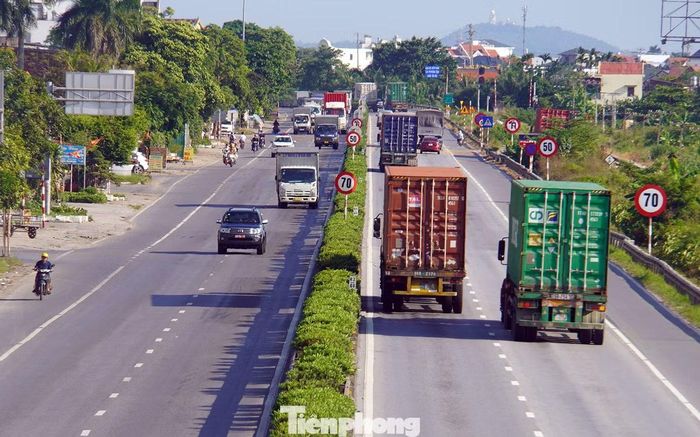 Dọc quốc lộ 5 qua địa phận Hải Phòng, có nhiều nút giao với đường dân sinh, đường ngang, lối mở. Lực lượng chức năng cắm biển giới hạn tốc độ, biển hướng dẫn giao thông dày đặc và khoảng cách gần nhau.