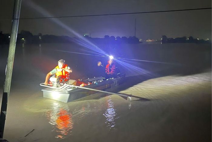 Lực lượng chức năng dùng xuồng tiếp cận, giải cứu 12 người mắc kẹt tại công trình Suối Cái, phường Tân Khánh, rạng sáng 6/10. Ảnh: Công an phường Tân Khánh