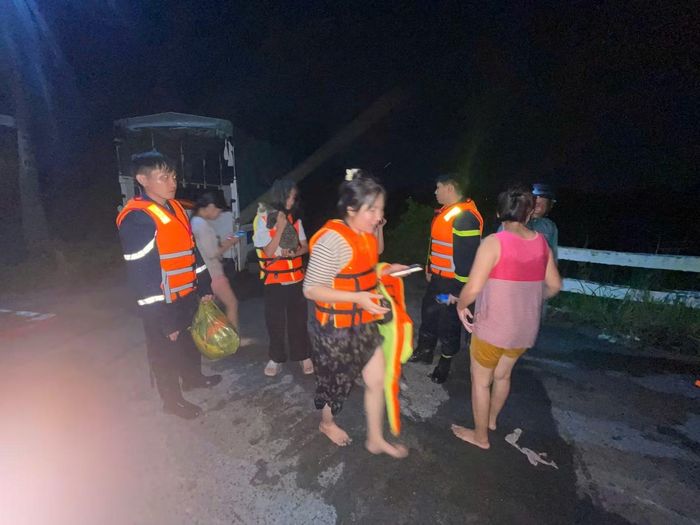 Giải cứu 12 người ở công trình Suối Cái, phường Tân Khánh bị cô lập khi lũ về rạng sáng 6/10. Ảnh: Công an phường Tân Khánh