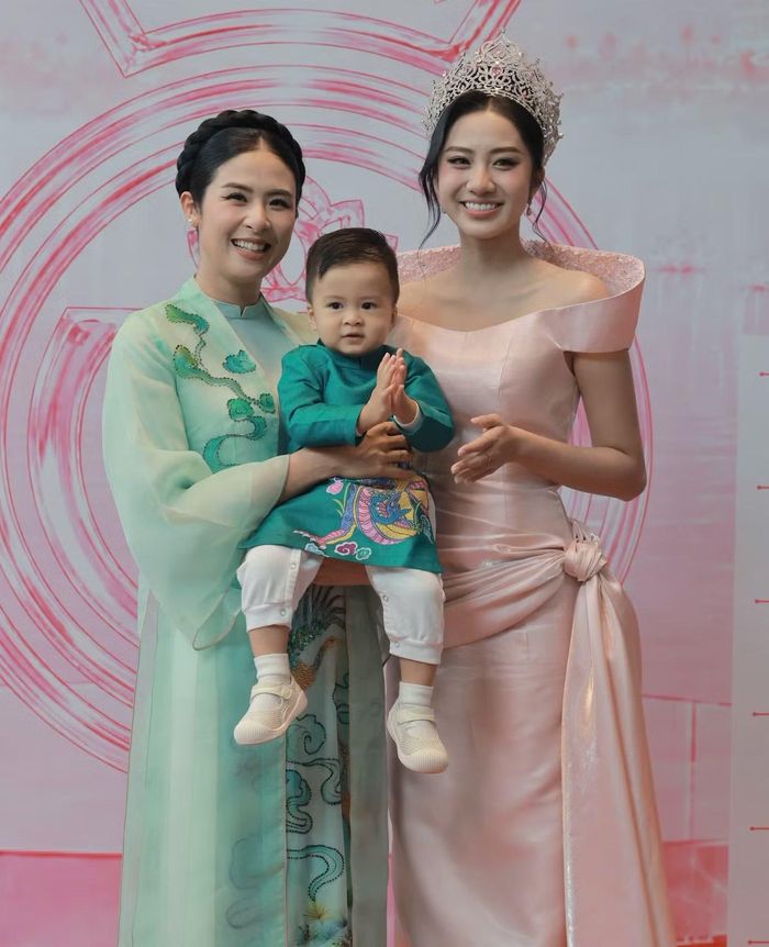 Hoa hậu Việt Nam 2010 Đặng Thị Ngọc Hân bế con trai - bé Pi - đến thảm đỏ họp báo. Hoa hậu Việt Nam 2024 Hà Trúc Linh cũng hào hứng check-in cùng gia đình Hoa hậu Ngọc Hân.