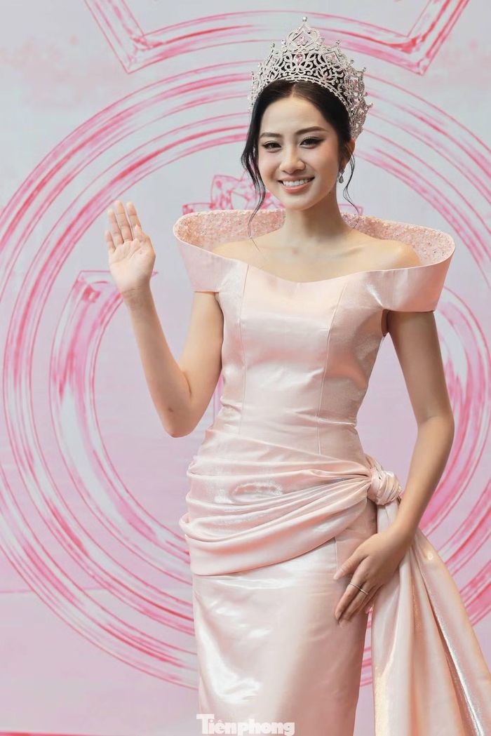 Hoa hậu Việt Nam 2024 Hà Trúc Linh gây ấn tượng trên thảm đỏ với bộ cánh màu hồng pastel thanh lịch, ngọt ngào.