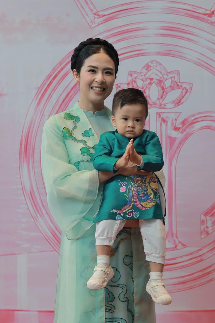 Hoa hậu Ngọc Hân và con trai diện trang phục cùng tông màu.