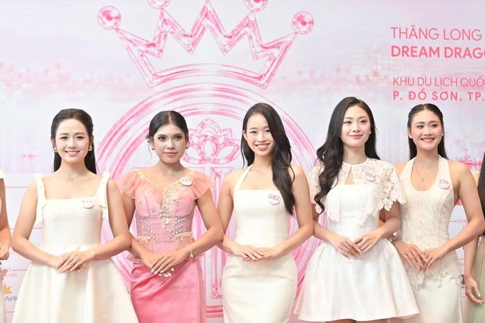 Sáng 6/10, các thí sinh chuẩn bị trang phục lộng lẫy, bước vào buổi họp báo công bố Chung khảo toàn quốc. Đây là chặng quan trọng trước khi cuộc thi bước vào vòng chung kết.