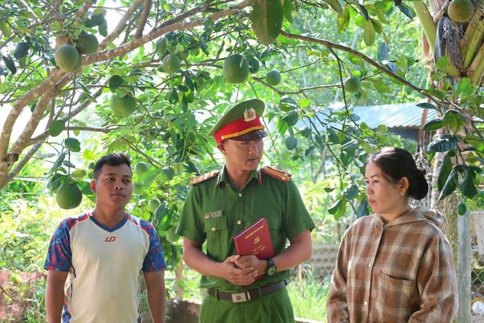Bám địa bàn, gần dân là một trong những cách lực lượng Công an ngăn ngừa những hệ lụy từ hủ tục “cầm đồ thuốc độc”. Ảnh NN