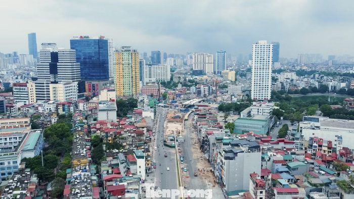 Dự án được đầu tư xây dựng đồng bộ toàn tuyến theo quy hoạch hoàn chỉnh. Bên cạnh công tác giải phóng mặt bằng và di dời hạ tầng kỹ thuật ngầm, nổi, dự án tập trung triển khai các hạng mục kết cấu nền mặt đường, các nút giao trọng điểm, hệ thống hào kỹ thuật ngầm hóa, thoát nước, cùng vỉa hè, cây xanh, chiếu sáng và phương án tổ chức giao thông đồng bộ.