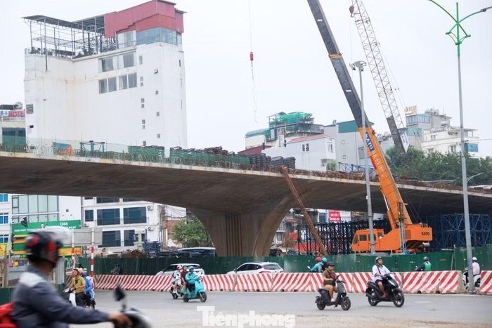 Kỹ sư và công nhân được bố trí làm việc ở nhiều vị trí, phụ trách từ thi công kết cấu cầu, lắp dầm đến hoàn thiện các hạng mục phụ trợ.