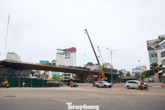 Trong khi đó, cầu vượt tại nút giao Láng Hạ – Giảng Võ cũng đang được đẩy nhanh tiến độ với hàng chục đầu máy và công nhân bám sát công trường.