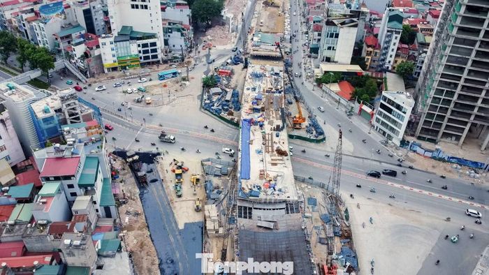 Các loại máy móc, thiết bị được tập kết đồng bộ và tổ chức làm việc theo từng mũi nhằm đẩy nhanh tiến độ công trình.