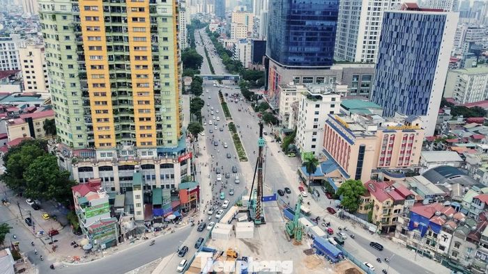 Song song với việc thi công kết cấu cầu, các đơn vị đang đồng loạt triển khai tường chắn, đường đầu cầu, hệ thống chiếu sáng cùng các hạng mục phụ trợ hoàn thiện.