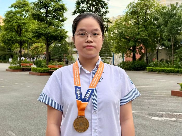 Nữ sinh trường Chuyên Hà Nội Amsterdam chia sẻ dự định sẽ theo đuổi ước mơ trở thành bác sĩ (ảnh: Hà Linh)