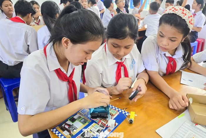 Chương trình hướng đến học sinh khối THCS, từ lớp 6 đến lớp 9, với quy mô dự kiến khoảng 300 em. Thông qua các hoạt động trải nghiệm, học sinh được tiếp cận những kiến thức cơ bản về Robotics, tìm hiểu cấu tạo và nguyên lý hoạt động của robot, sau đó trực tiếp thực hành lắp ráp, lập trình và điều khiển.