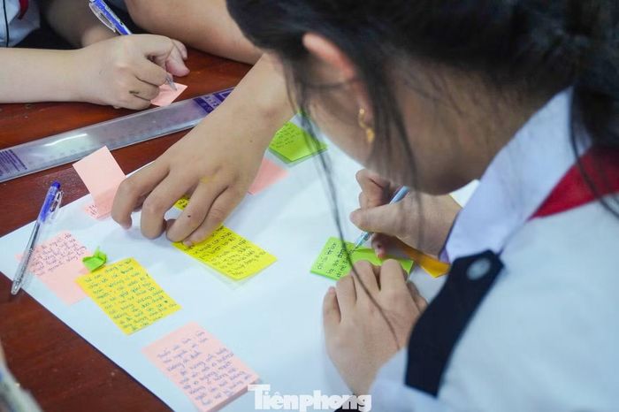 Một trong những nội dung của chương trình là các thử thách thực hành như: “Xe đua thông minh”, “Máy bắn đá”. Các bạn trẻ làm việc theo nhóm để hoàn thành nhiệm vụ, từ đó vận dụng những kiến thức vừa được hướng dẫn vào quá trình thiết kế, lắp ráp và điều khiển sản phẩm.