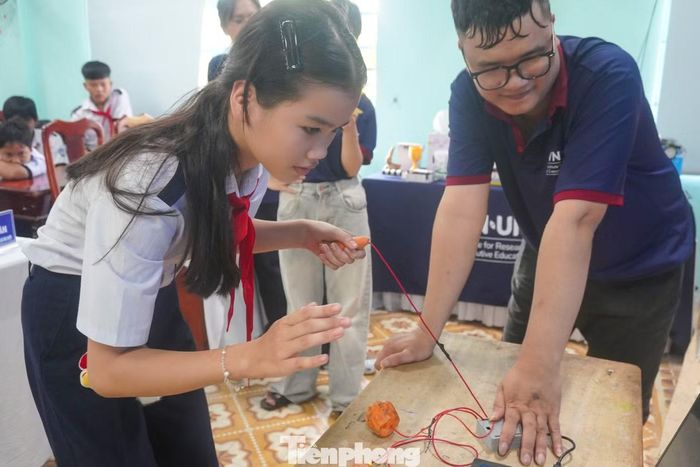 Chương trình áp dụng phương pháp “học thông qua làm” (learning by doing), trong đó học sinh được trực tiếp tham gia vào từng công đoạn thay vì chỉ tiếp nhận kiến thức lý thuyết. Trong quá trình thực hành, các em cùng trao đổi, phân công nhiệm vụ, thử nghiệm phương án và điều chỉnh khi sản phẩm chưa đạt yêu cầu.