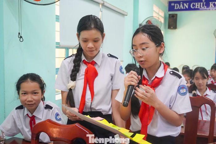Sau khi hoàn thiện ý tưởng, các nhóm trình bày và bảo vệ ý tưởng trước hội đồng chuyên gia. Qua đó, các em được rèn luyện kỹ năng thuyết trình, làm việc nhóm và tư duy phản biện, đồng thời, có cơ hội giải thích cách nhóm nhận diện vấn đề, lựa chọn giải pháp và triển khai dự án.